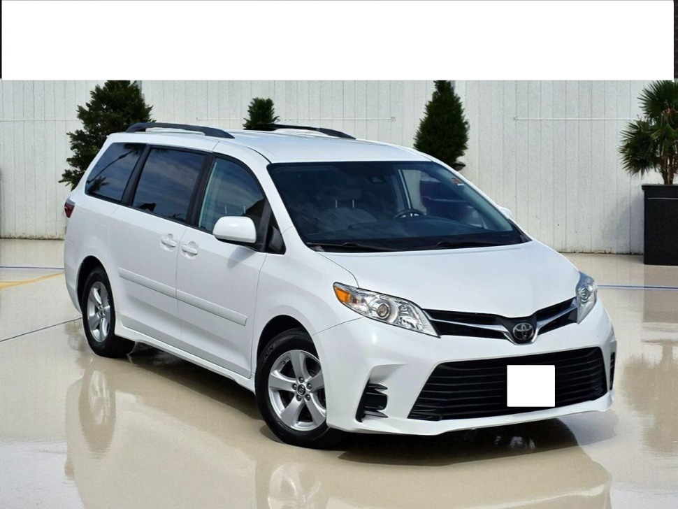 2019 Toyota Sienna LE's photo