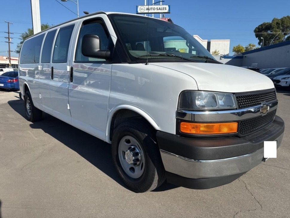 2017 Chevrolet Express Passenger LS's photo
