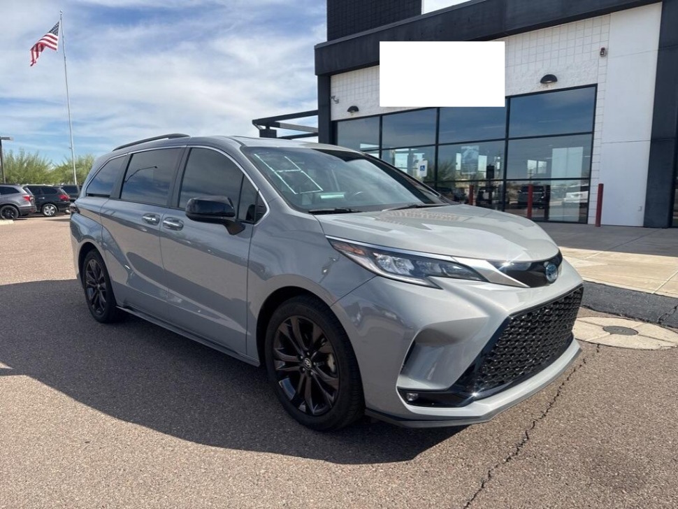 2024 Toyota Sienna XSE's photo